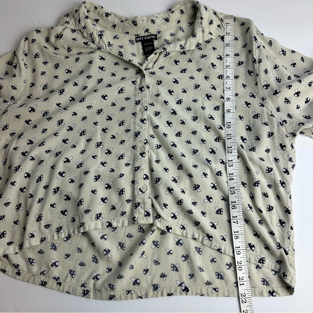 Hot Topic Mushroom Button Up Women's Size 1 Waist Length Crop Top Boxy Curvy - Picture 4 of 8